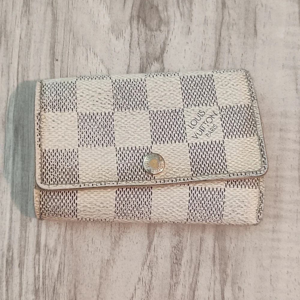 Authentic Louis Vuitton Cream White Damier 6 Key Case Holder